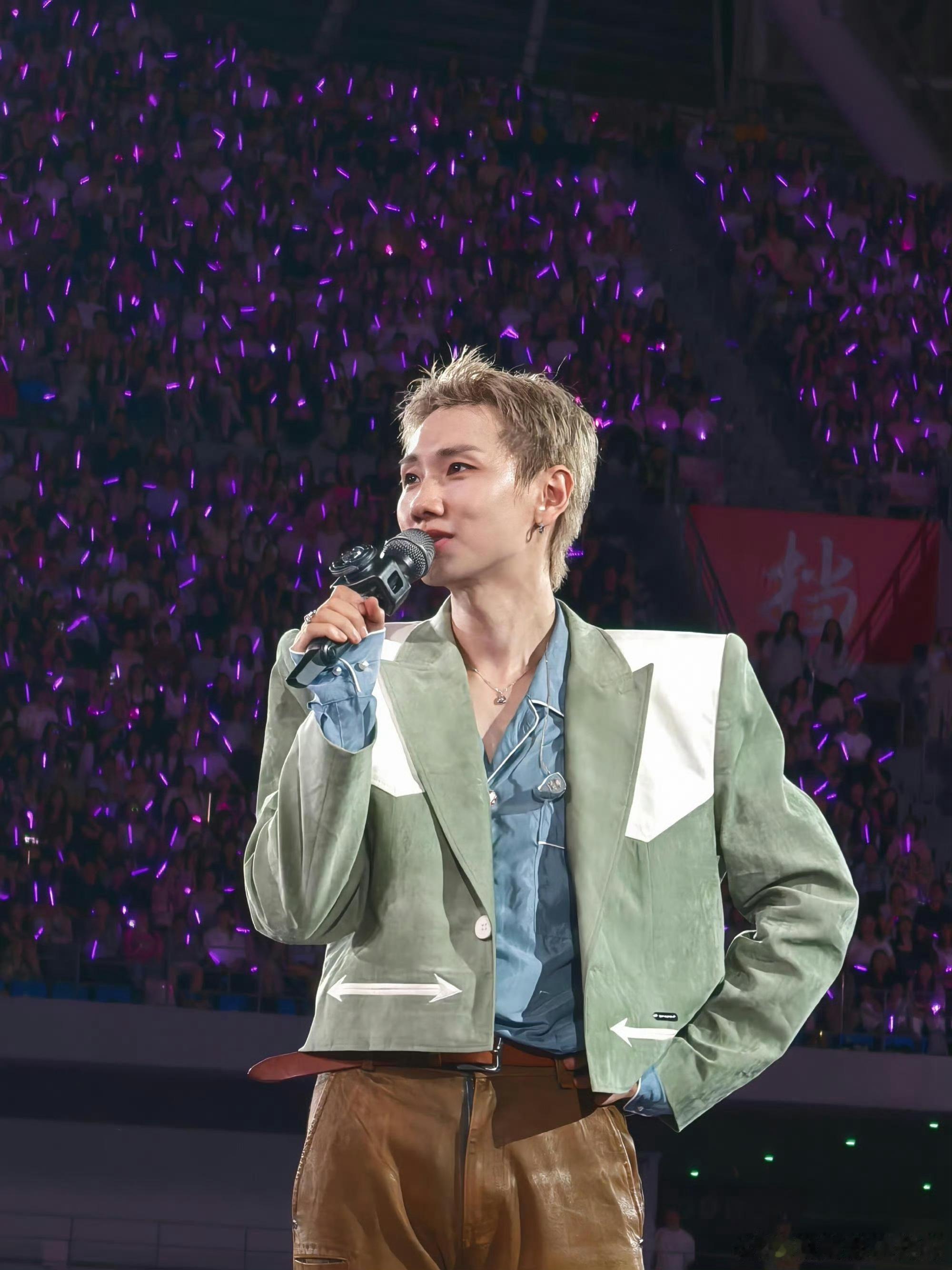 汪苏泷以一道闪电启动明日世界汪苏泷这也太明日世界了汪苏泷演唱会遇上闪电划破夜空，