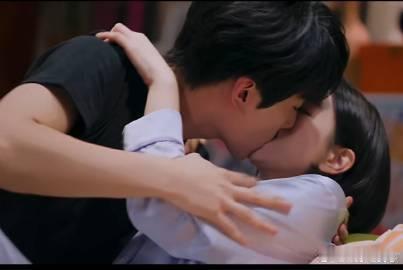 陈妍希周柯宇坐腿吻家人们，最近娱乐圈又有大瓜啦！陈妍希和周柯宇的 “坐腿吻” 桥