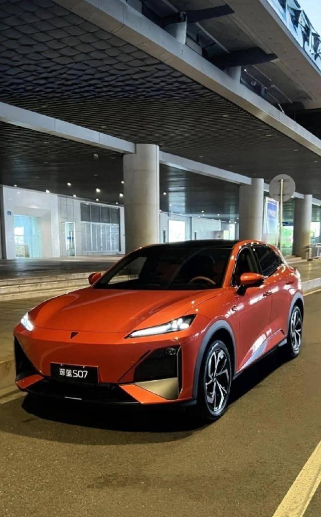 深蓝S07华为乾崑长续航版上市 两款车型可选

座舱里呢？那块15.6英寸的向日