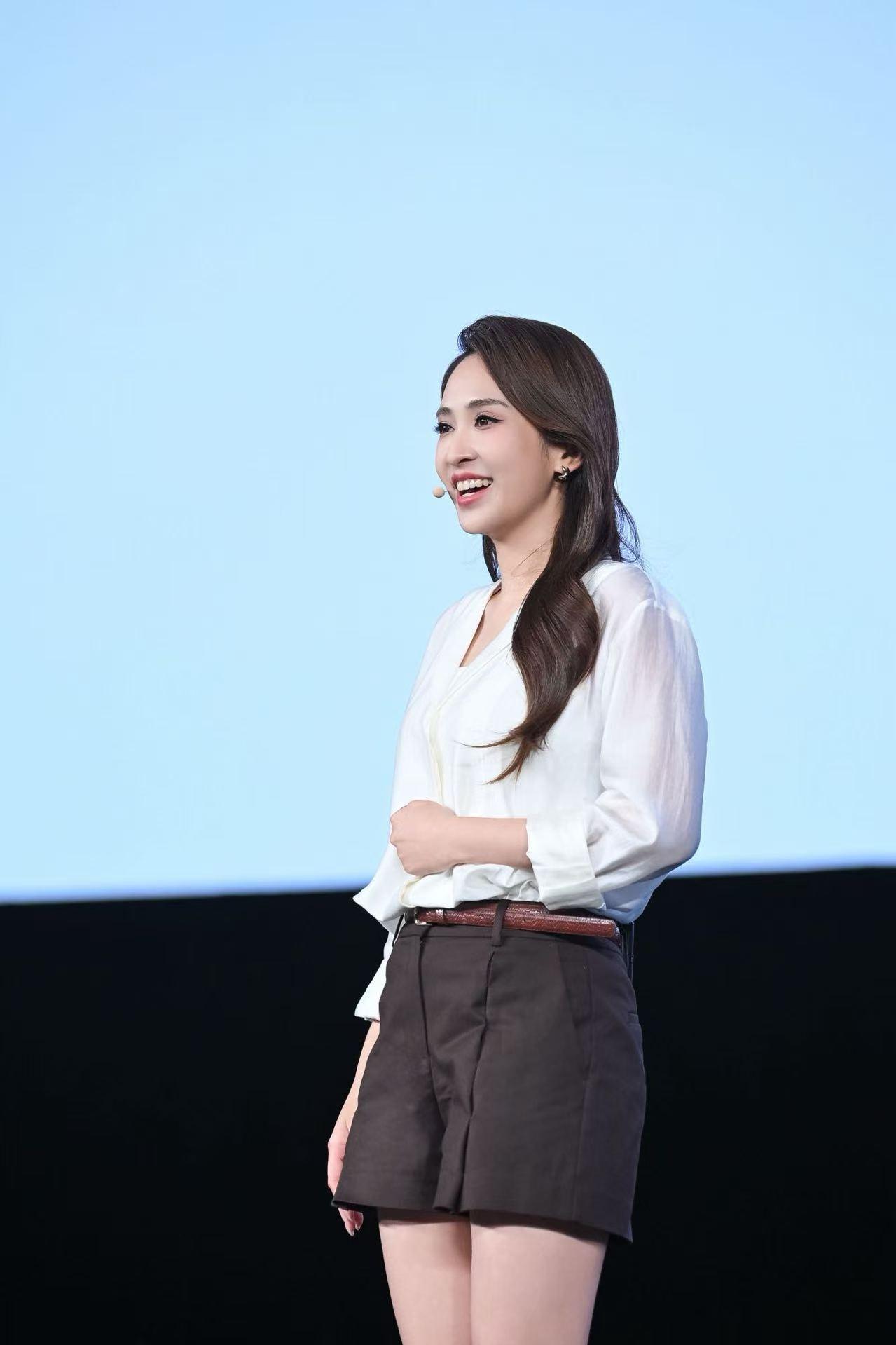 她确实美，难怪那么多人喜欢oppo手机！