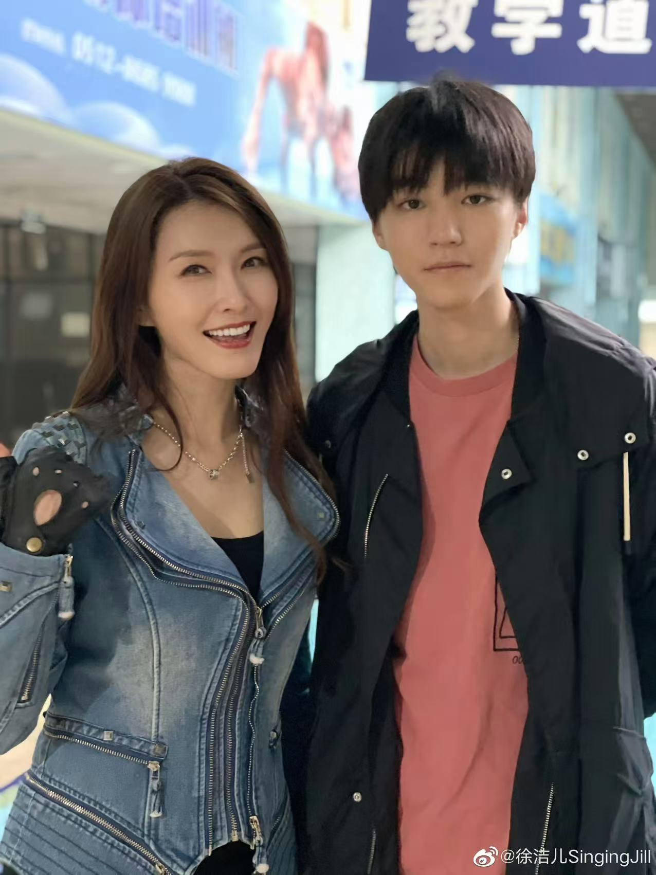 徐洁儿王俊凯忘年交去谁给王俊凯徐洁儿再递个剧本王俊凯徐洁儿这是忘年交去的吧！时隔