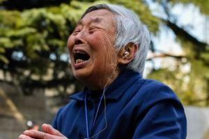 1937年，12岁的杨翠英，被妈妈用手死死捂住嘴巴。她泪流满面，发不出任何声音。