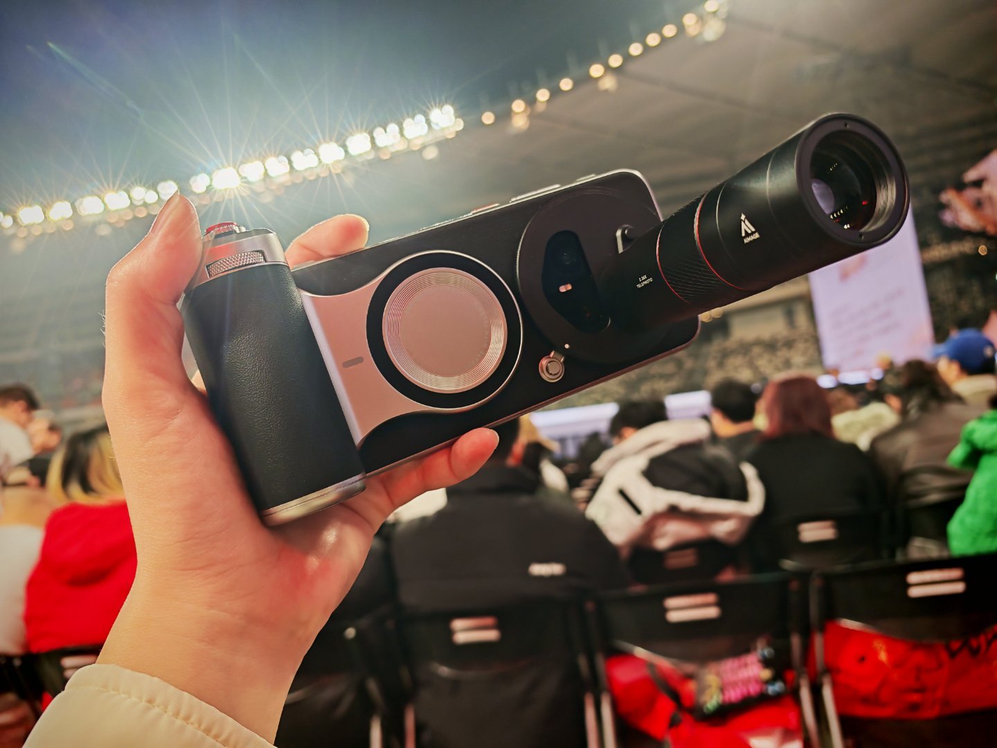 到追觅之夜现场啦，特意借朋友的magic8 pro增倍镜来拍明星，不过内场离舞台