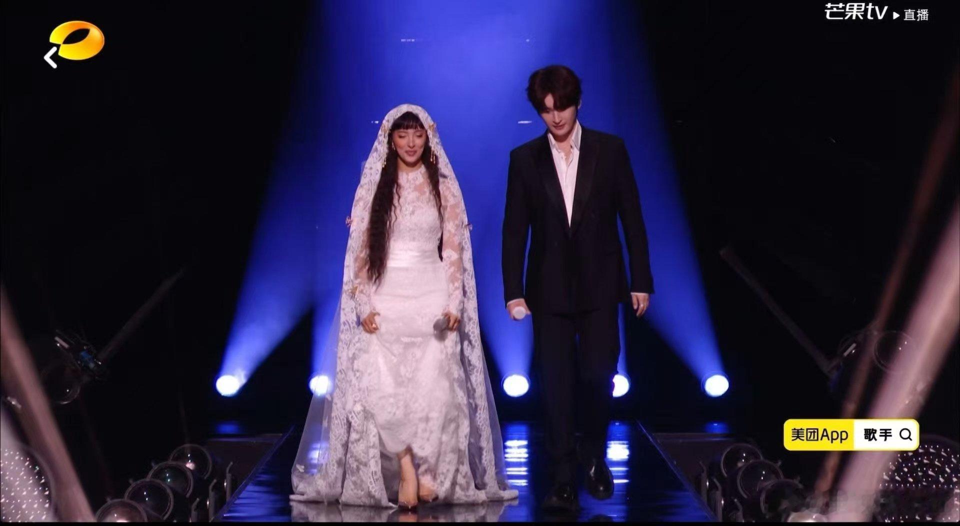 歌手直播张远凡希亚婚礼 今晚歌手直播大型婚礼既视感，张远凡希亚服装造型搭配恰到好