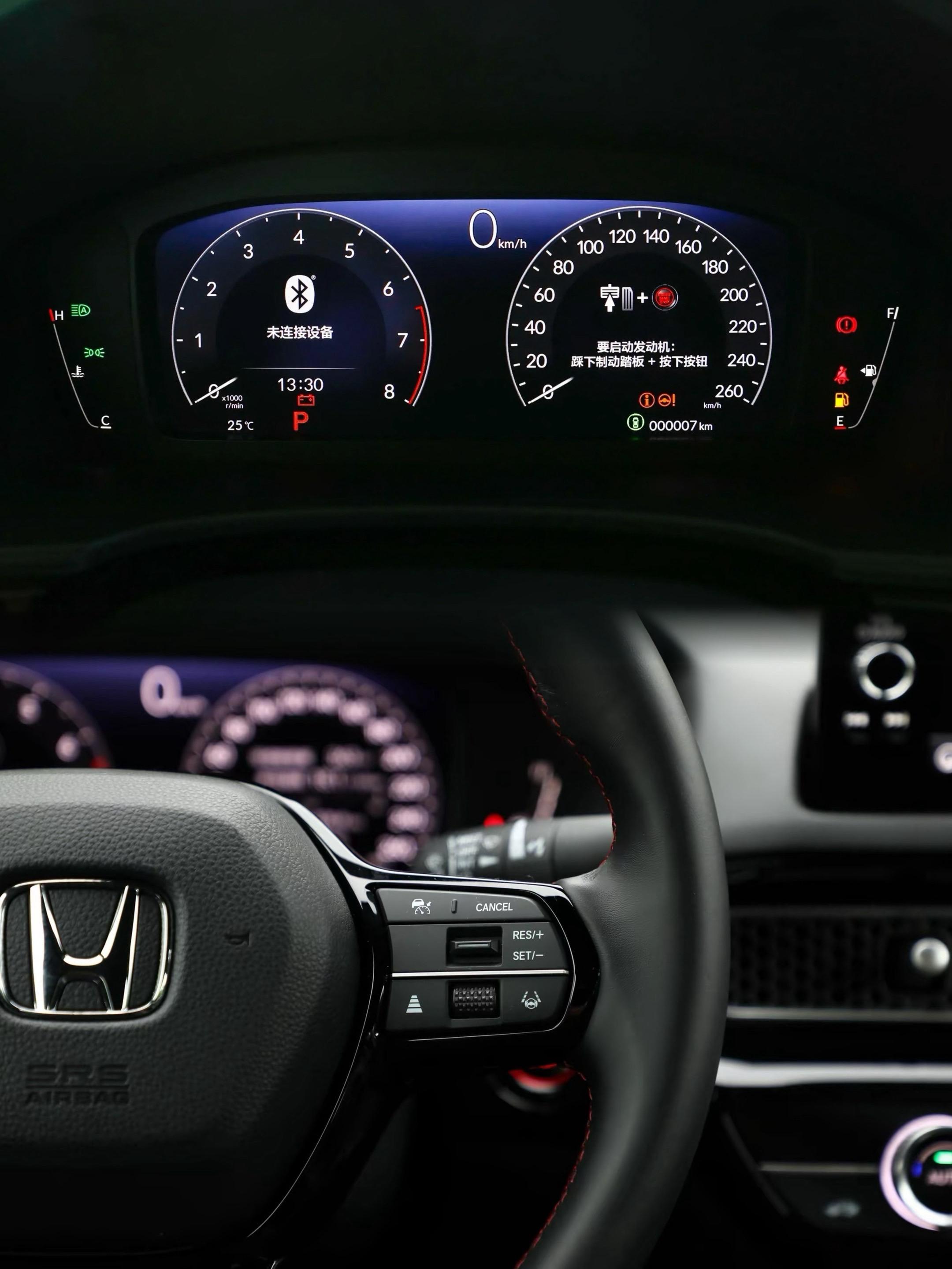 人生第一辆车，没有大连屏，没有夸张的内饰，很简单，我也很喜欢