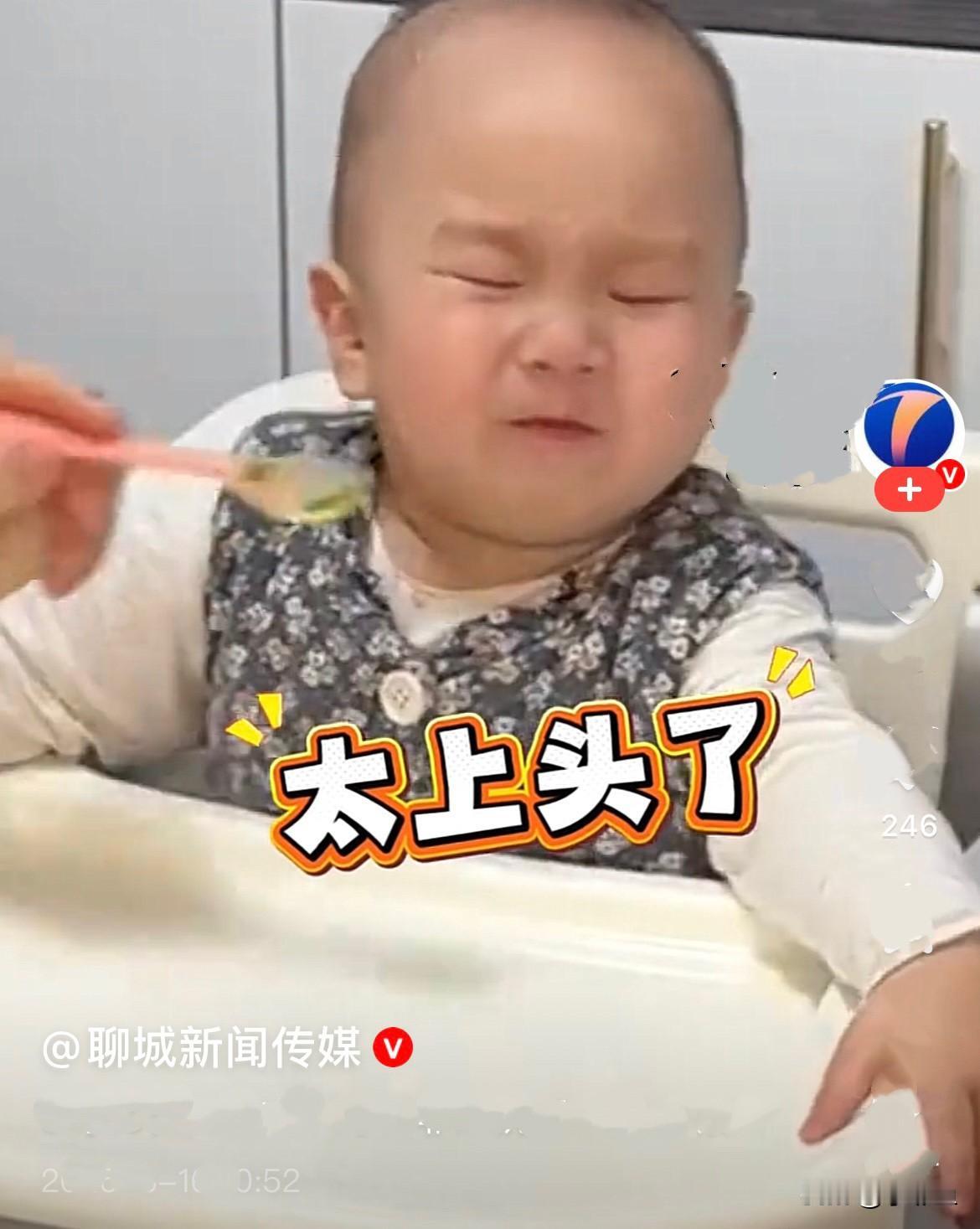 近日，河南一个几个月的宝宝坐在婴儿车里，妈妈在用勺喂他吃的，宝宝脑袋一直往后躲，