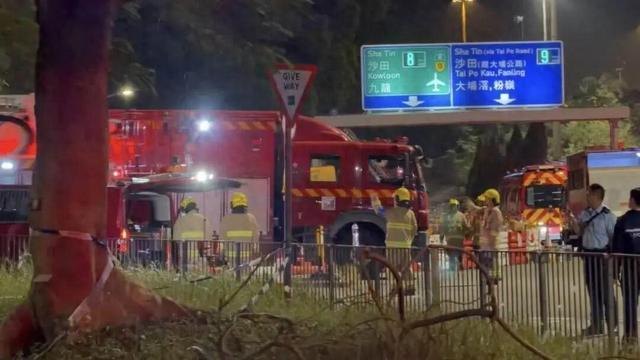 香港火灾致 55人遇难，
竹棚架阻燃问题引质疑


香港大埔区宏福苑小区发生的这