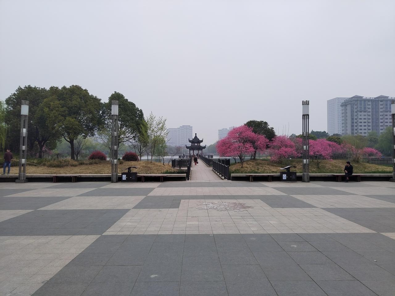 【趣联联趣】
上联：自古蓬莱仙道隐
下联：？
【一字千金】
《山陵昭祀》
东门望