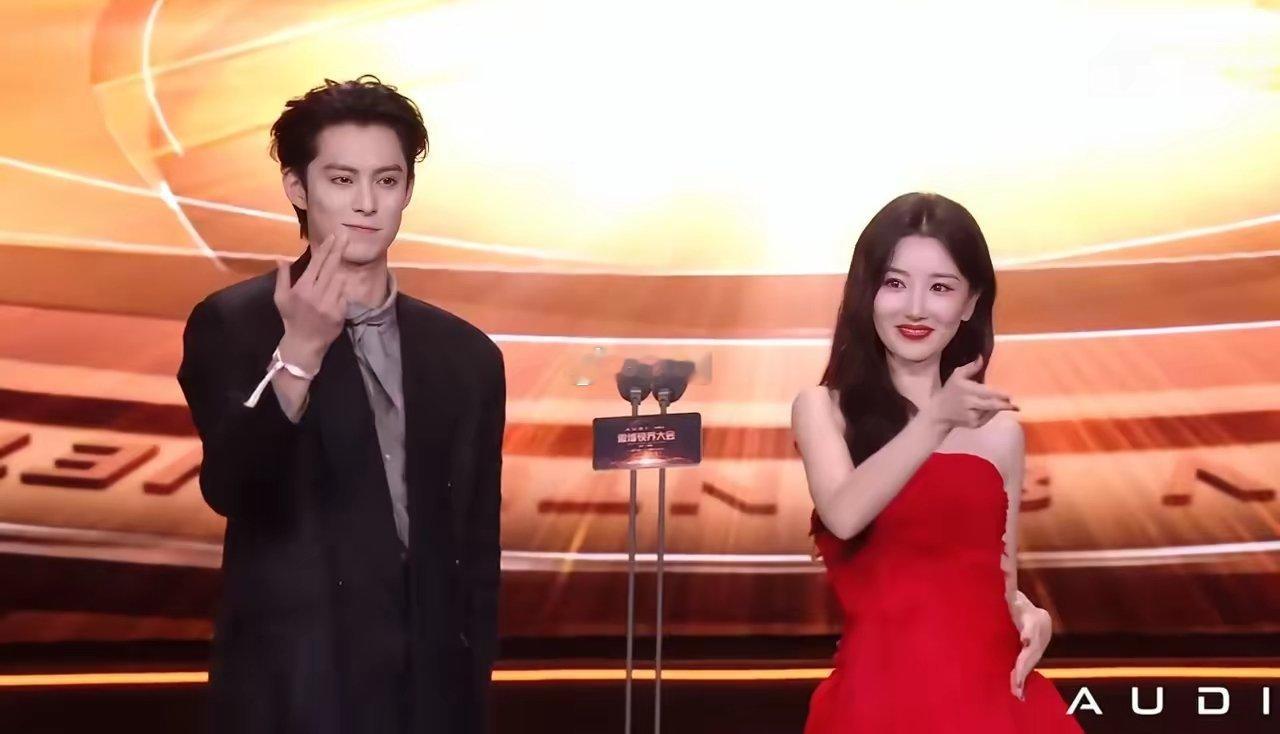 王鹤棣和毛晓彤在微博视界大会现场共同表演了新歌《Pretty》的手势舞。王鹤棣表