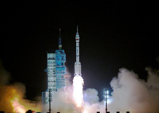 5月24日深夜，酒泉卫星发射中心的夜空被长征二号 F 遥二十三运载火箭的尾焰染成