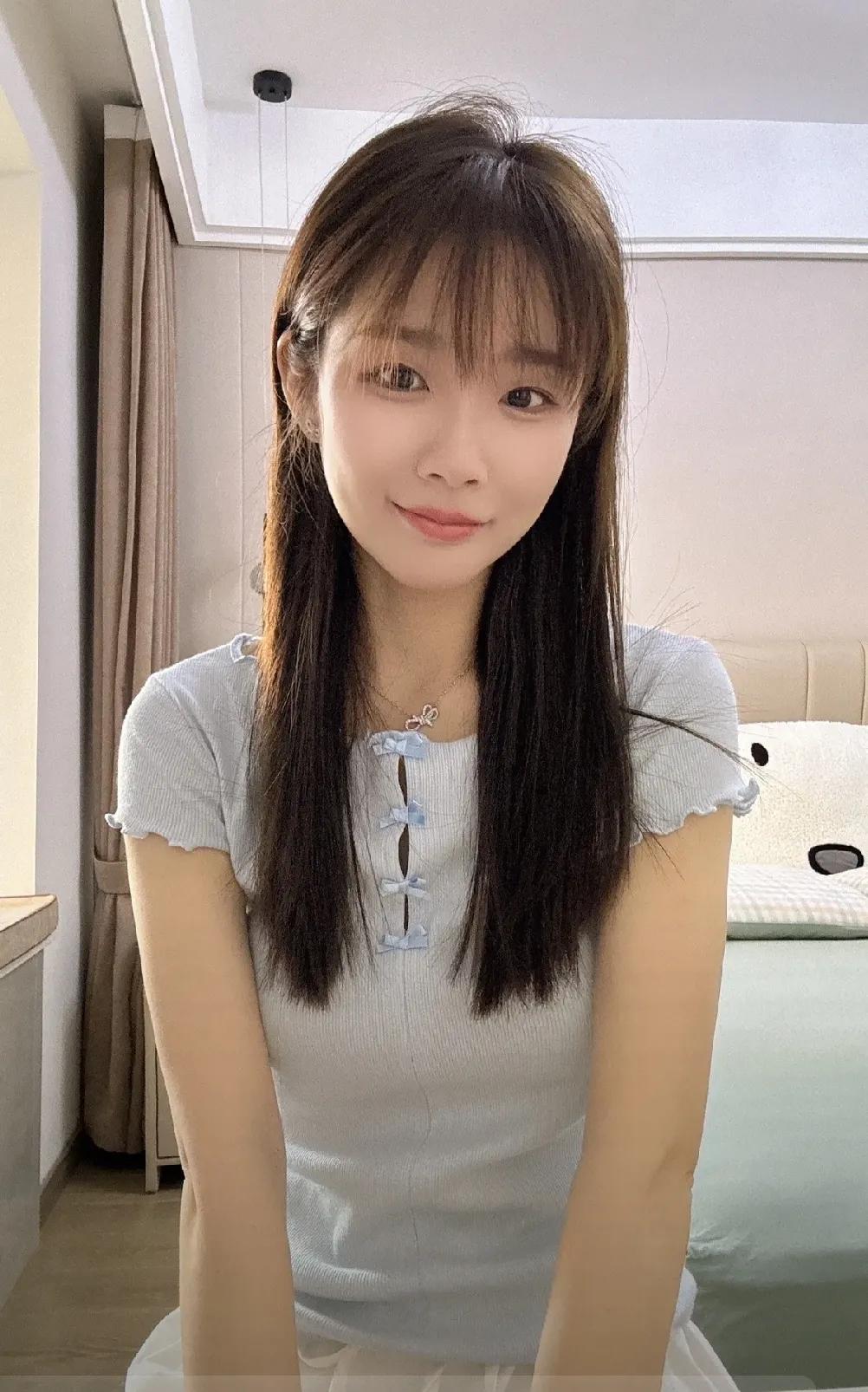 在那个迷人的世界里，她如同一缕温暖的阳光，照亮了他的生活。他，一个粗心大意的大男