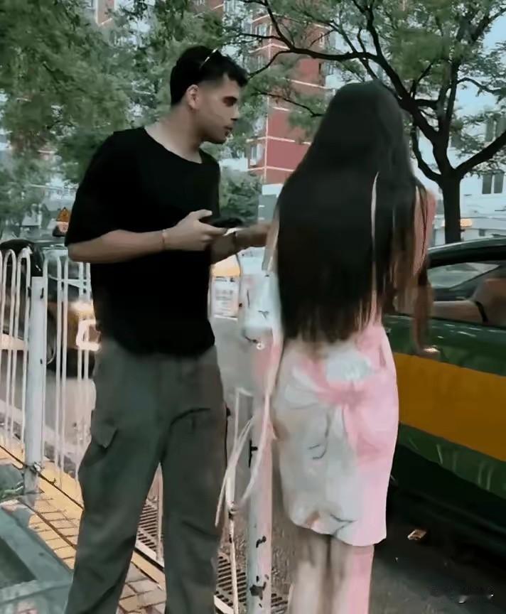 外网网红公然碰瓷挑衅，把骚扰中国女生当成赚钱流量任务，实在太过狂妄！
 
最近北
