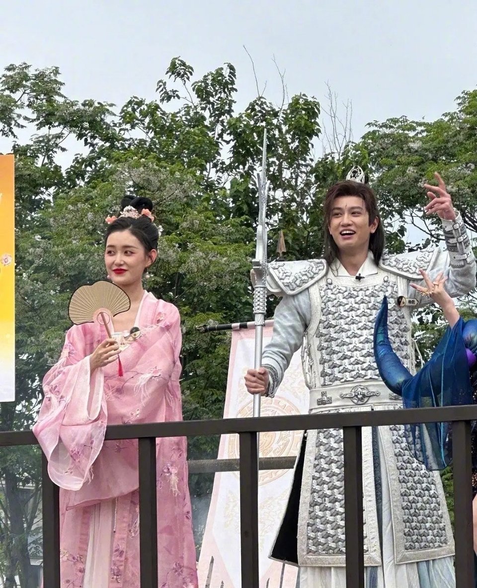 蒋依依牙齿大嘴巴大了点吧，难怪古人要笑不露齿[挖鼻] ​​​