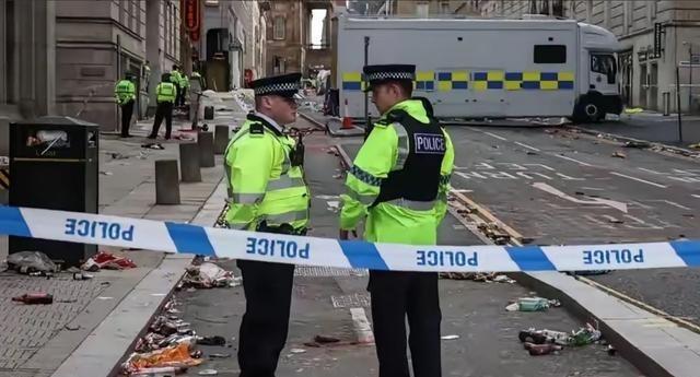 近3000名移居英国的香港人组织了一场抗议活动，他们举着标语，喊着口号，内容却让