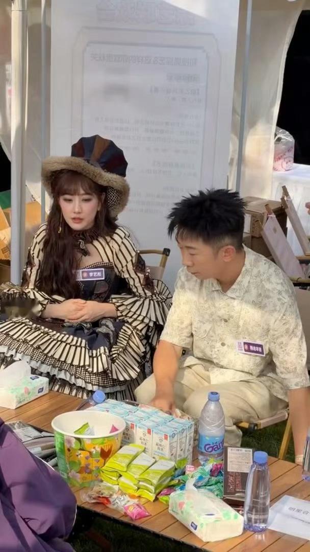 杨迪李艺彤聊天越凑越近🤫大型偷听现场！杨迪李艺彤聊得投入，身体不断凑近，好想知