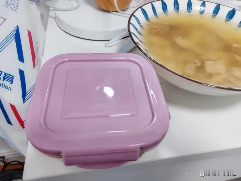 上班族解决午餐的办法还挺多。自带便当是个不错的选择，周末批量预处理食材，像把蔬菜