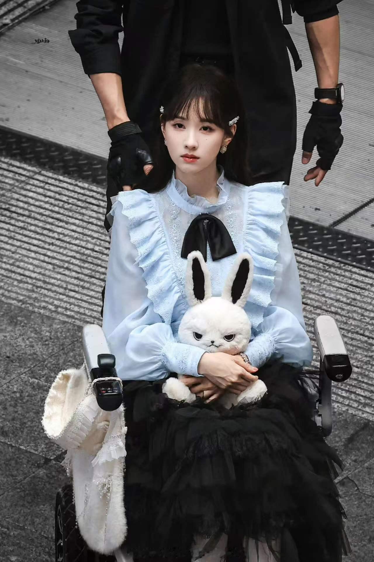 陈都灵白幼薇新造型今天也没变成玩偶呢 温柔穿搭与暗黑人设碰撞，浅蓝衬衣搭配毛绒白