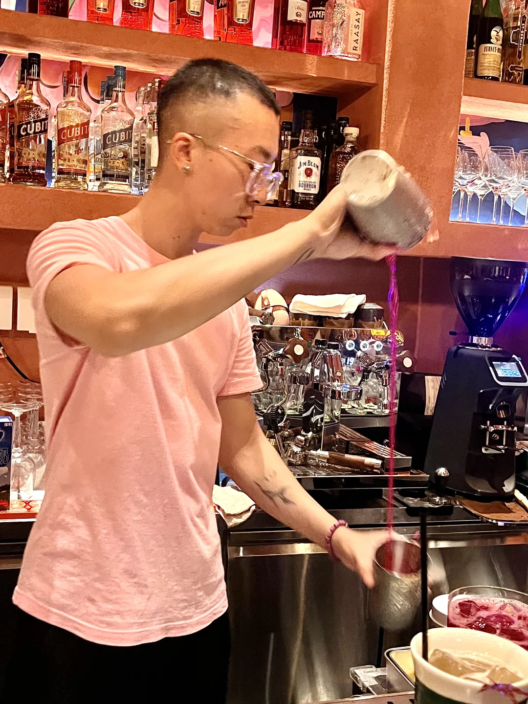 调酒师知道你酷 但也不能这么酷吧！！