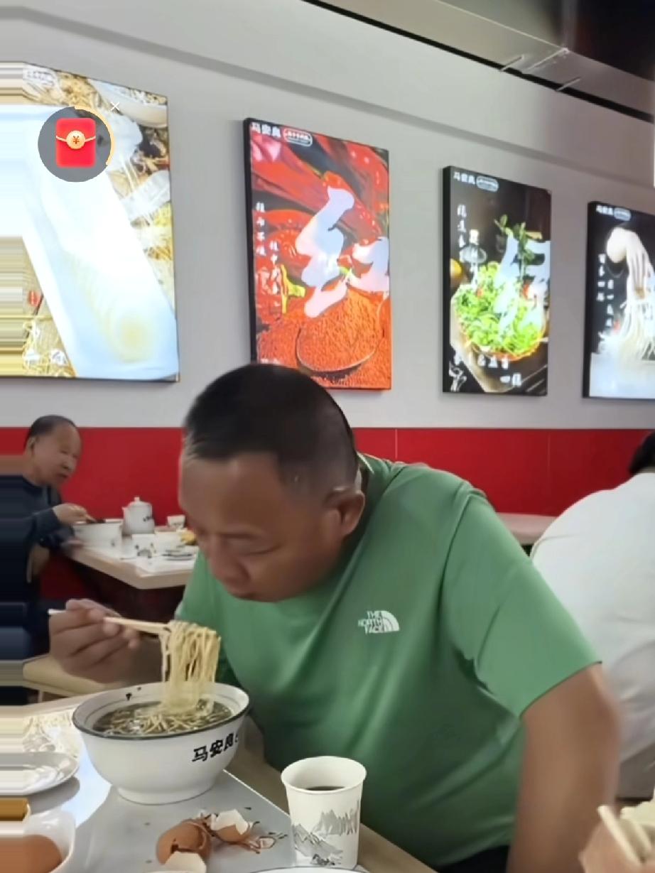 胖东来又上热搜了！
这次不是因为服务，而是他穿着普通T恤，坐在面馆里吃一碗十来块