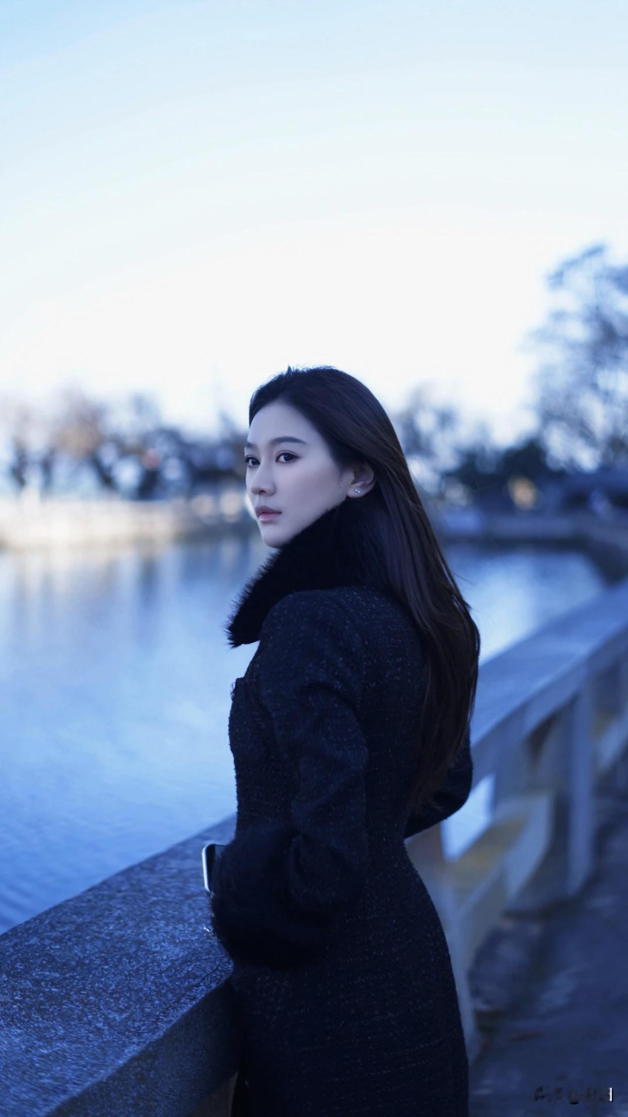 公认的东方标准美女有什么特征清澈的双眸，长长的卷翘睫毛，高挺精致的鼻骨，还有圆润