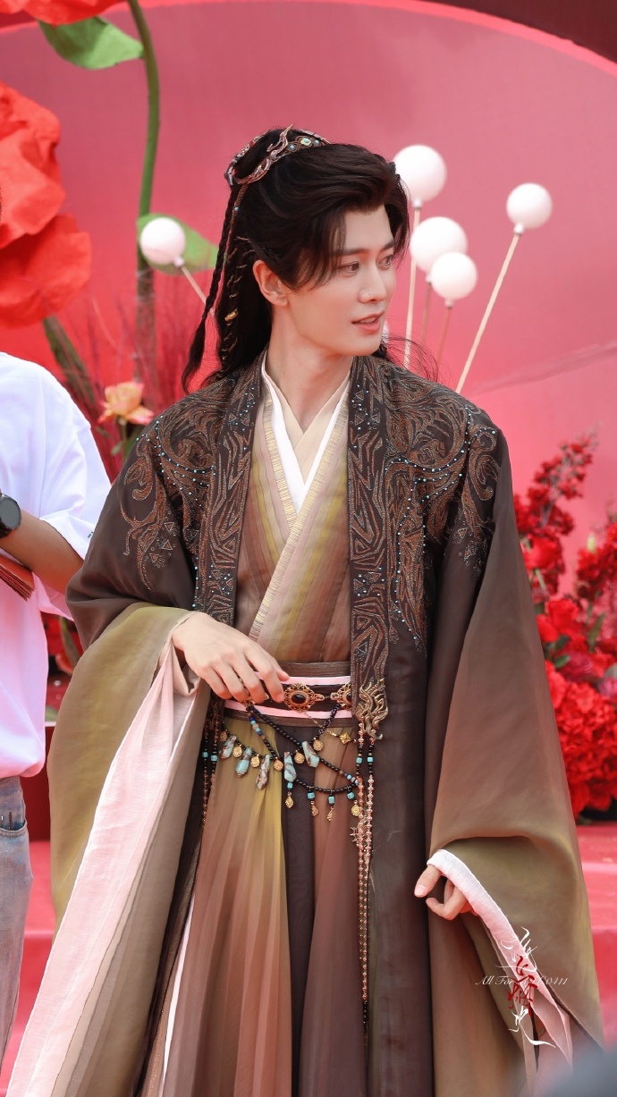 #任嘉伦佳偶天成开机出妆##工作人员看任嘉伦表情# 任嘉伦佳偶天成开机出妆，卷发