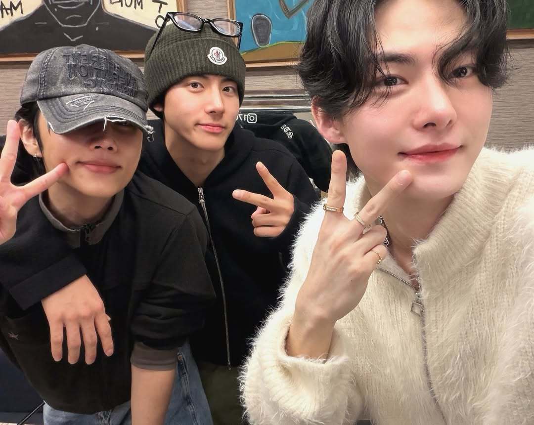 前The Boyz成员Hwall上传与金善旴 x 孙英宰合照 