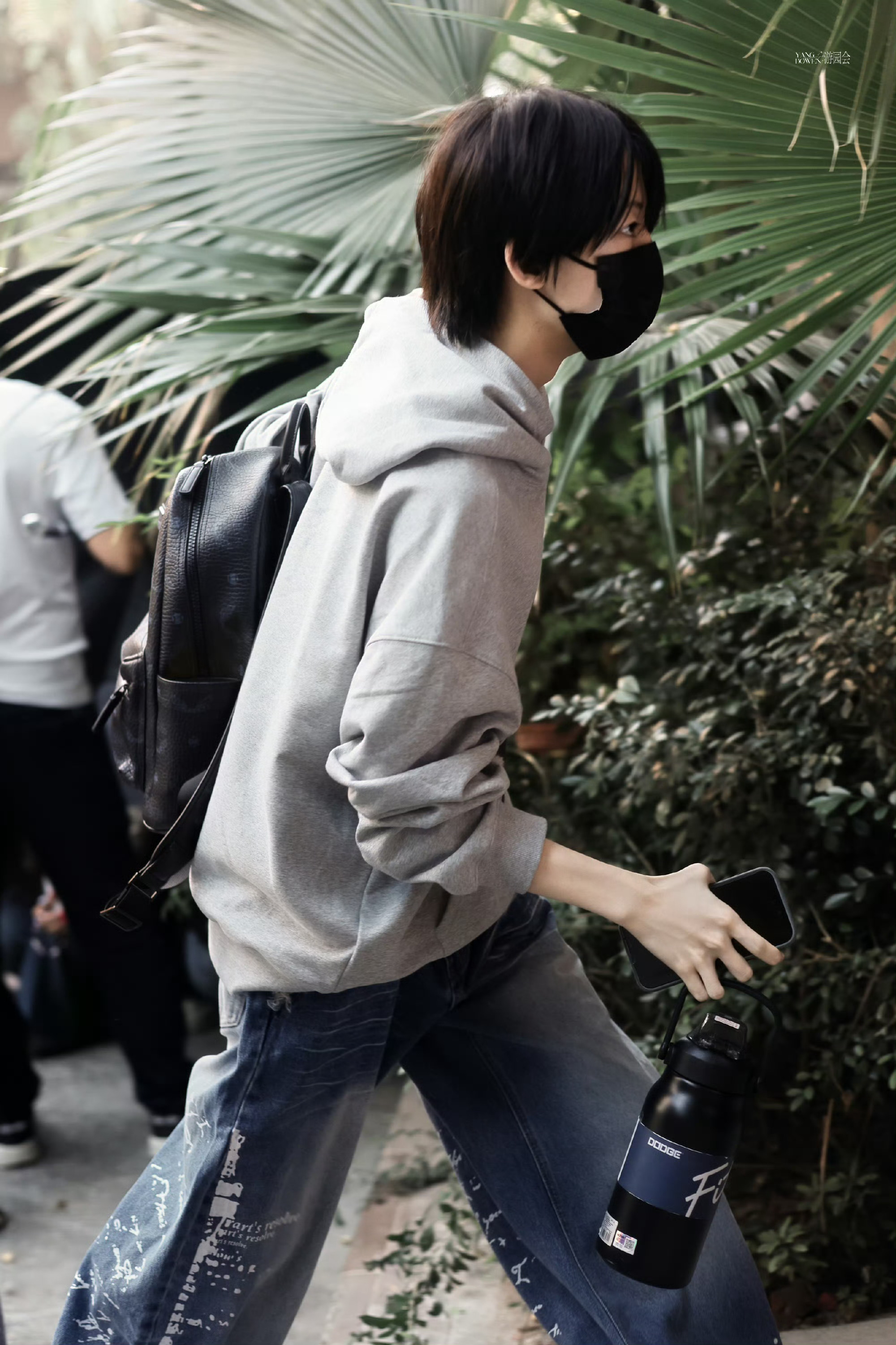 杨博文我们的少年时代2上班杨博文我们的少年时代2上班灰色卫衣牛仔裤大步流星上班去