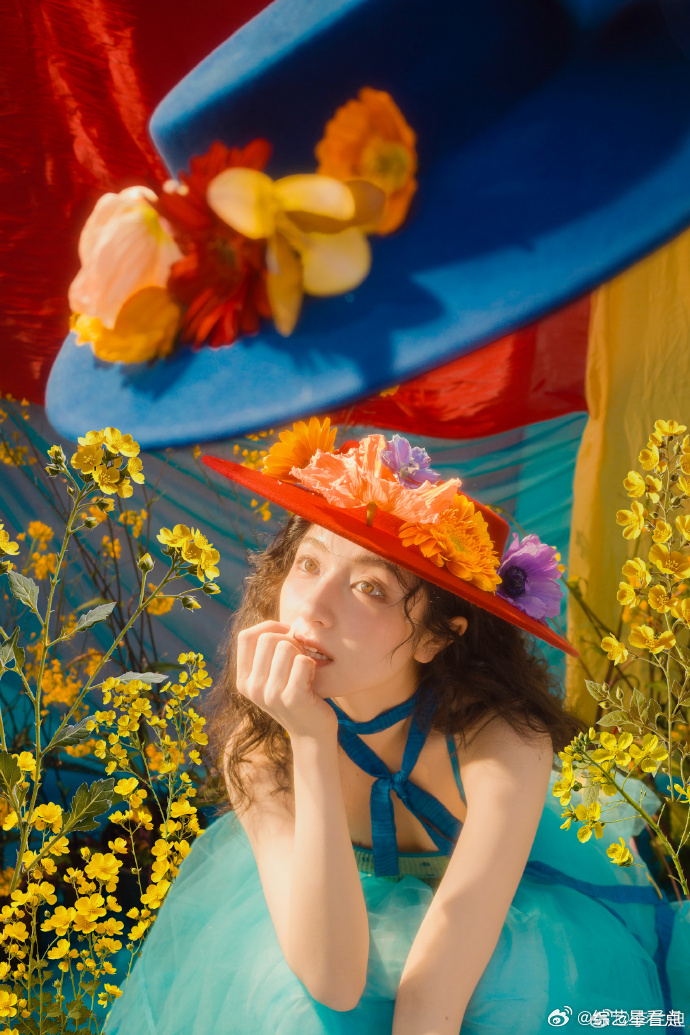 李兰迪绿茵大片  李兰迪绿茵大片拍的也太美了吧，如同春日油画般的明媚啊，笑起来也