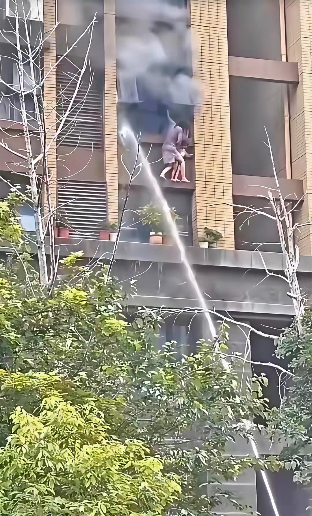 江苏连云港这起火灾事故看得人心里好堵。7月27日早上，东方领秀小区5楼起火，母女