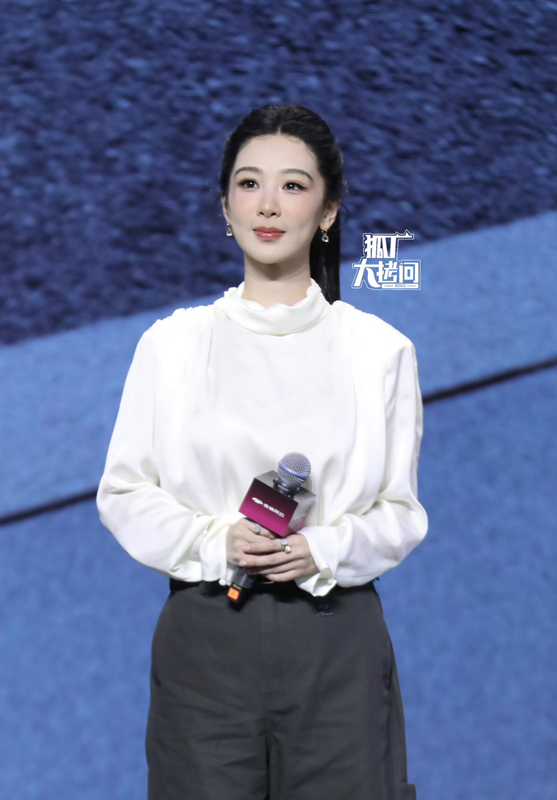 杨紫今日线下活动生图，大光明马尾搭白上衣，知性高智姐感