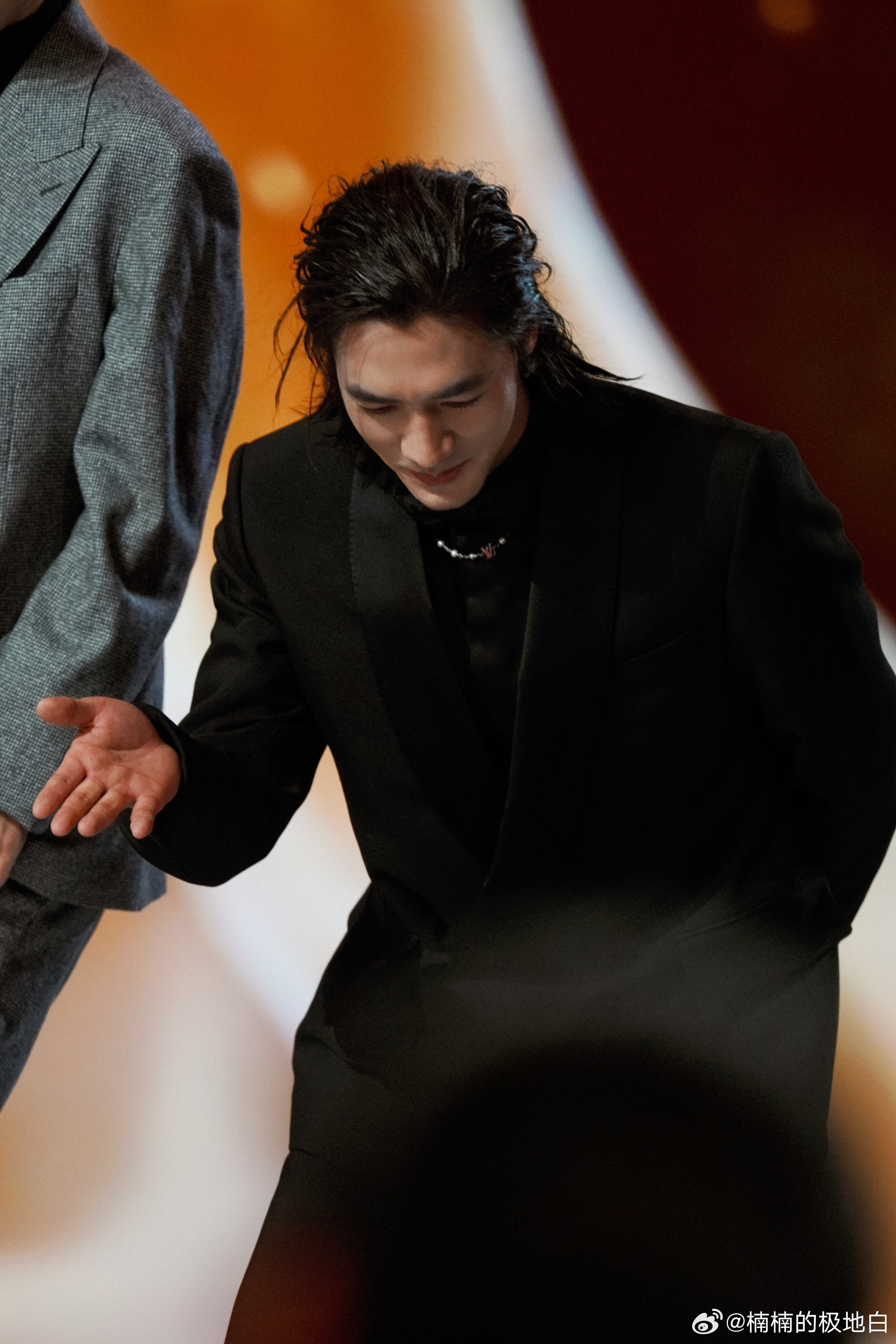 此沙拍镖人沉浸式闯江湖此沙红毯感谢梁家辉成龙 首届CMG盛典，此沙西装帅炸！《镖