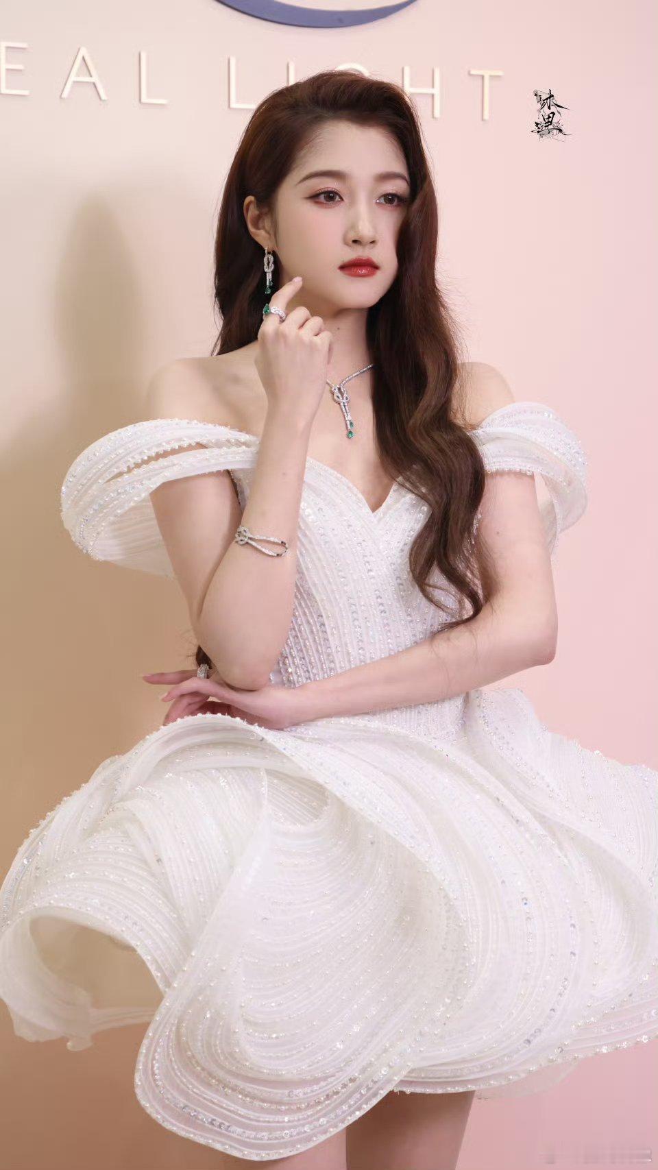 #关晓彤侯明昊张天爱生图#侯明昊张天爱关晓彤同场活动生图，俊男靓女好养眼，造型和