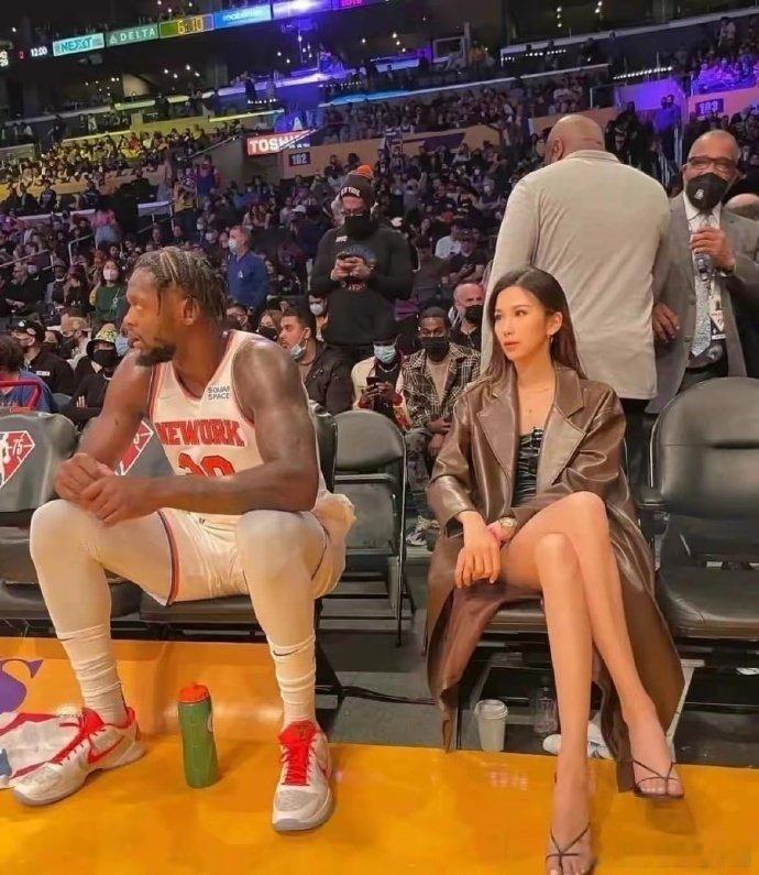 今日见到一个女生坐在 NBA 的 VVip 座位，实在令人惊叹，不禁让人好奇她究