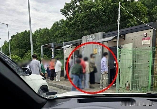 ⚡️韩国再度上演一场激烈的 “性别大战”：女厕前排起长龙，一众女性径直跑去男厕如