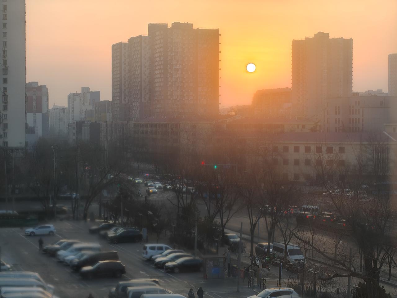 北京早上7:30小屯路的宿舍半，观太阳冉冉升起，
传统的小年迎灶神
古人的智慧让