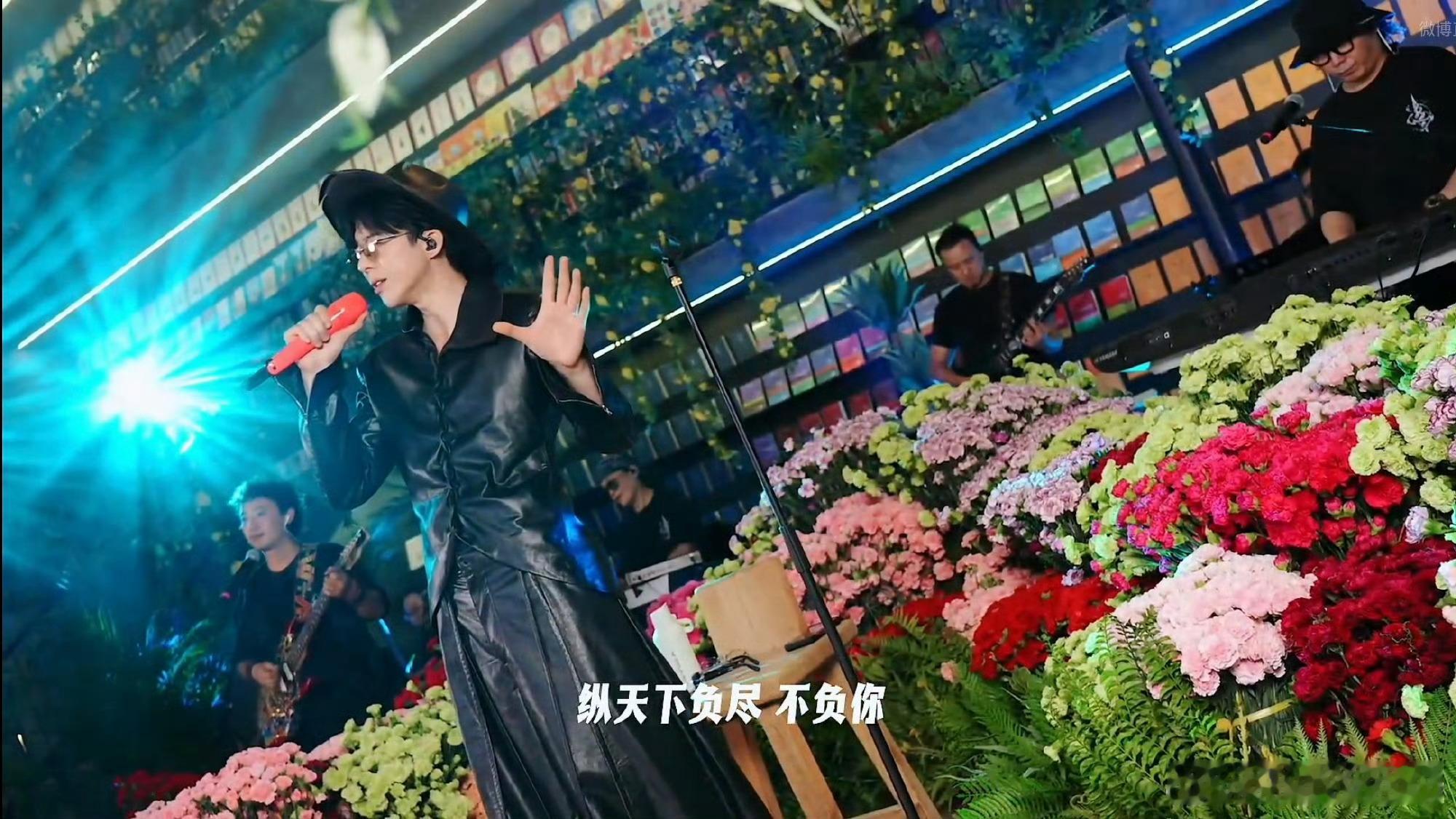 刘宇宁超长走位除了刘宇宁谁还能对粉丝这么用心一年一度的817直播来了，鲜花环绕的