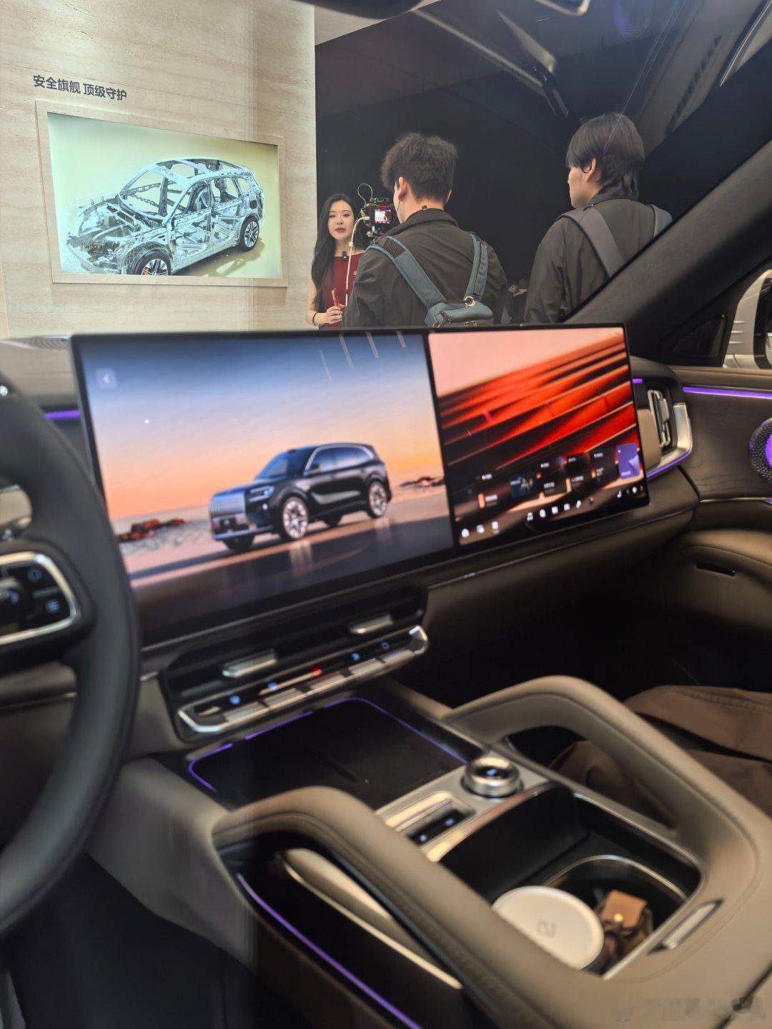 对于年轻朋友来说，这内饰，到底是超豪华，还是老钱风，老登风？新公路之王极氪8x上