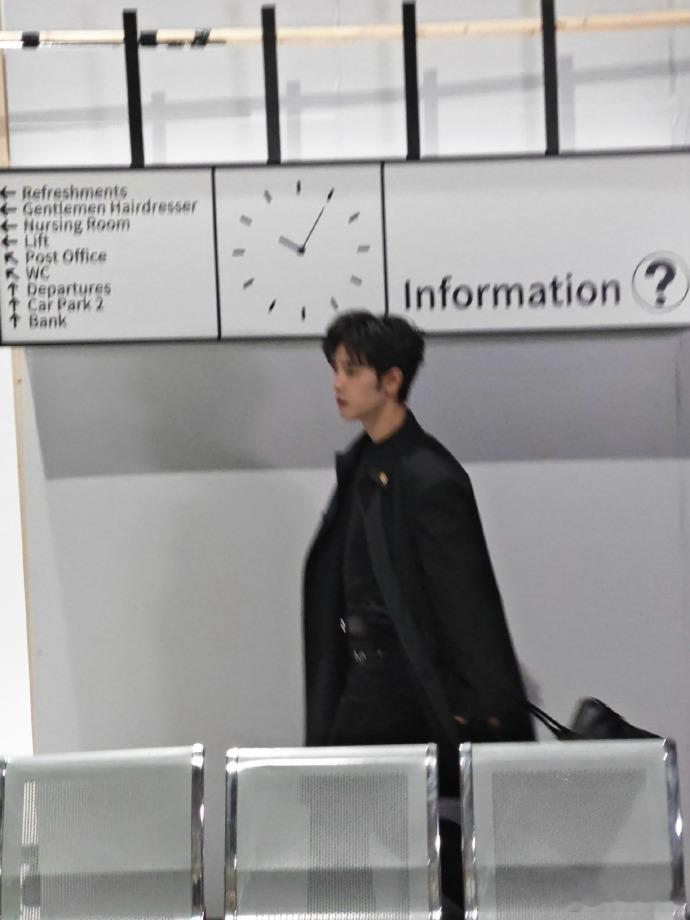 肖战连续第四年受邀出席米兰时装周连续四年，如约而至。肖战再度受邀亮相米兰时装周，