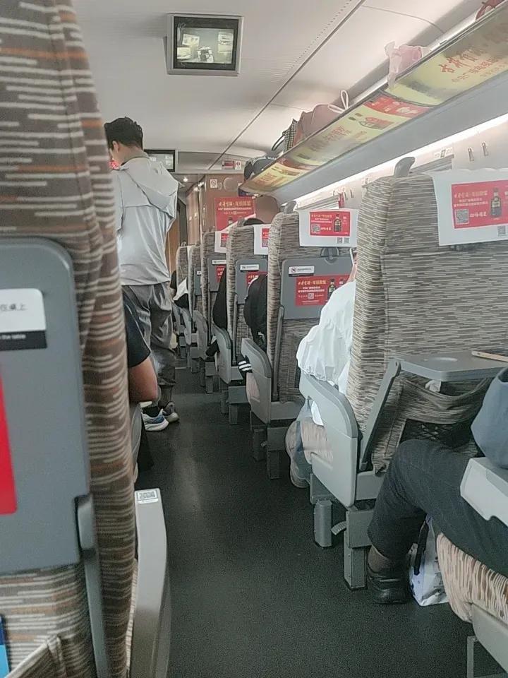 高铁上，服务员在推销午饭，一东北大姐把服务员喊住，说来一份，一打听价格，有45的