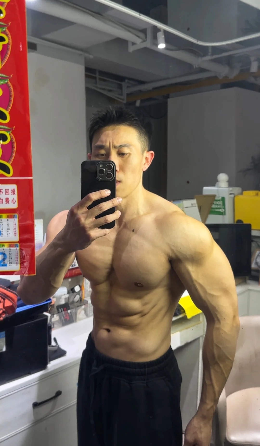 封建迷信你爱答不理，财神殿前你长跪不起