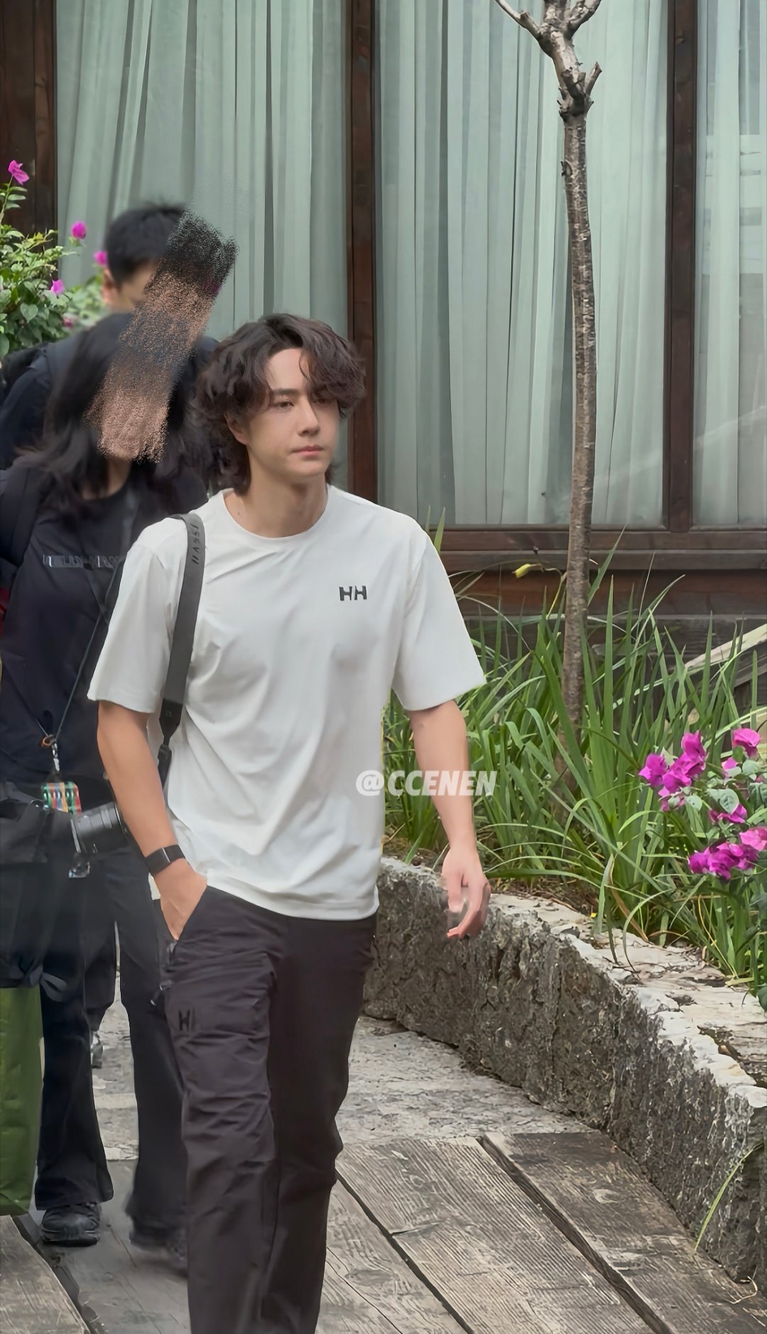 王一博今天还背了相机，会一边探洞一边摄影吗，天啦，这居然是我能看到的[哆啦A梦害
