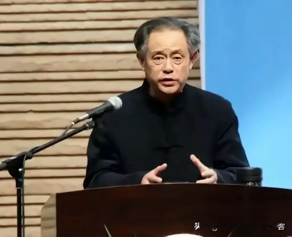 看完了徐湖平的通报，
我半天没缓过神来。
家里搜出37件来源不明的文物，5件还是