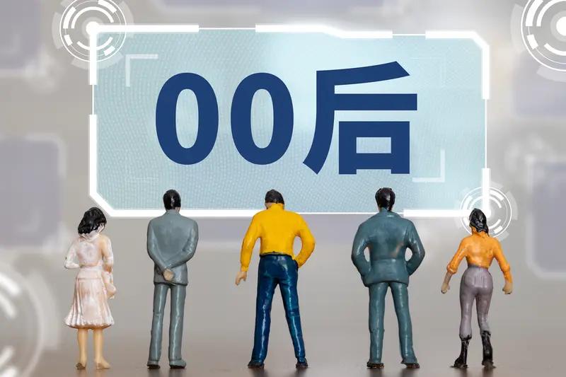 最近河南濮阳有个职场新闻火了。一位00后员工入职3年年薪达80万，开着40万的奔