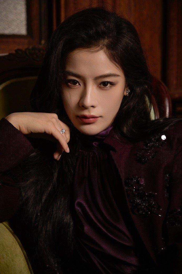 陈丽君红毯前听凤求凰 红毯前的小浪漫谁懂啊！陈丽君戴着耳机听自己唱的《凤求凰》，