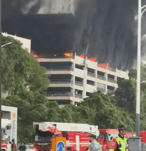 比亚迪的厂房里突然起火，视频里浓烟滚滚，还挺让人担心的。好在处置及时，没有人员受