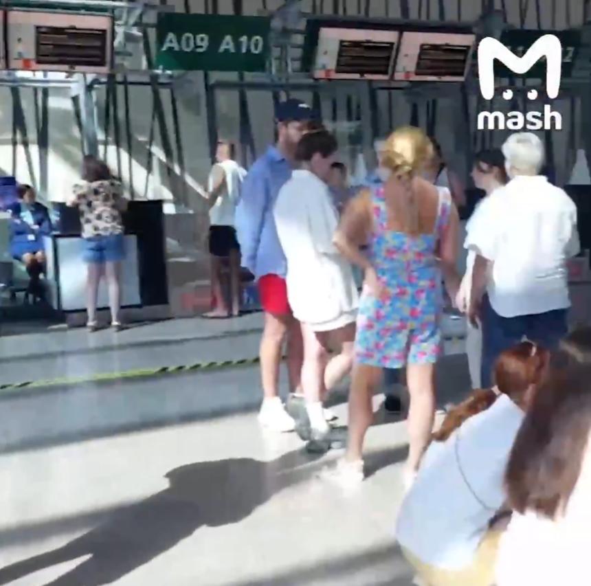 【阿联酋航空只向阿联酋公民提供航班座位。而滞留在马尔代夫的俄罗斯游客，约有700