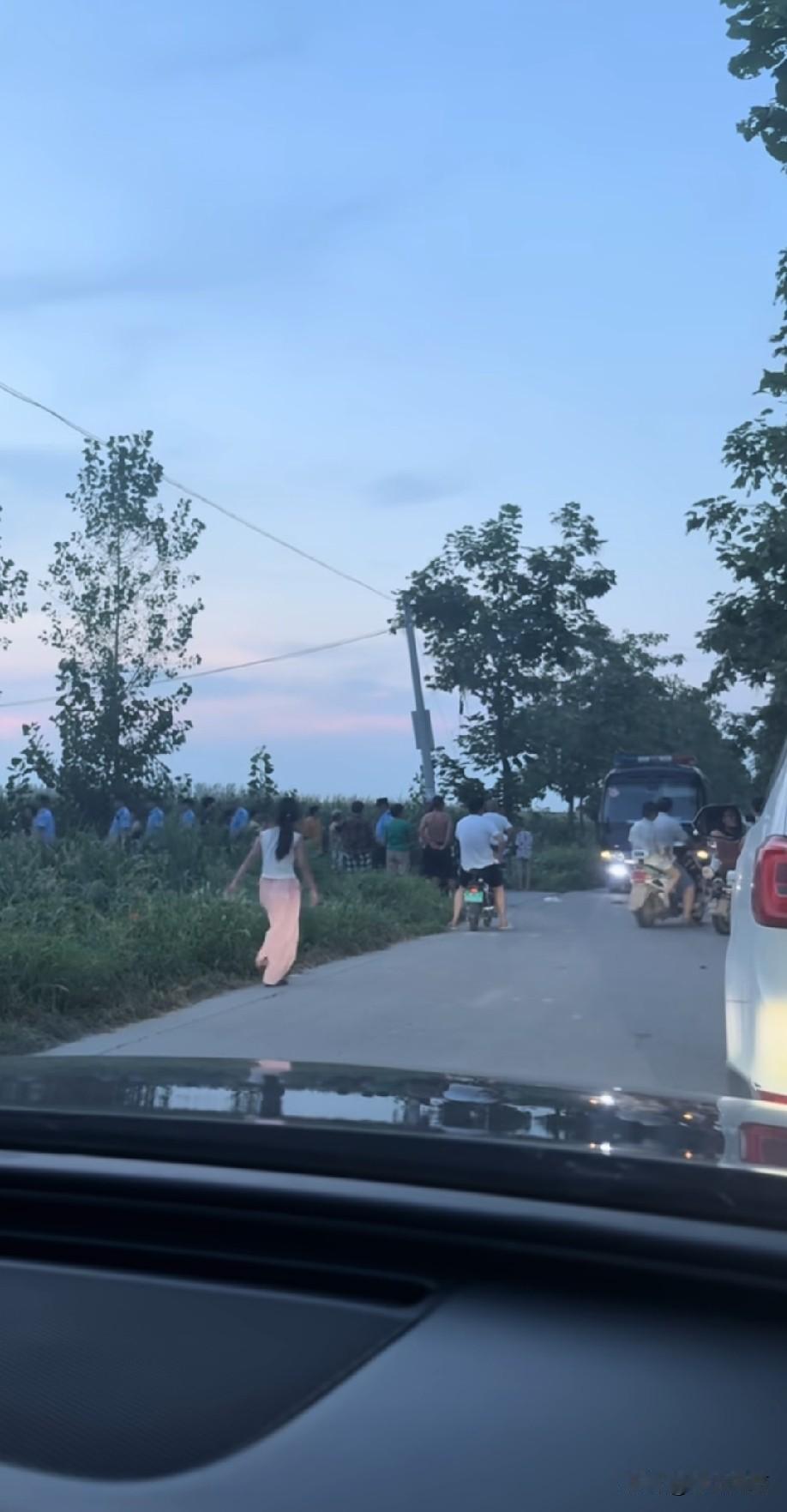 8天过去了，夏付钢依旧没有踪迹，如果还躲在玉米地，早已超出身体极限了。

 
警