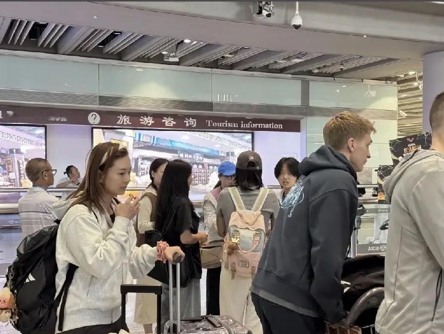北京大满贯，新婚的万远和安东卡尔伯格一起来到北京共同参赛。
你看新郎官安东像不像