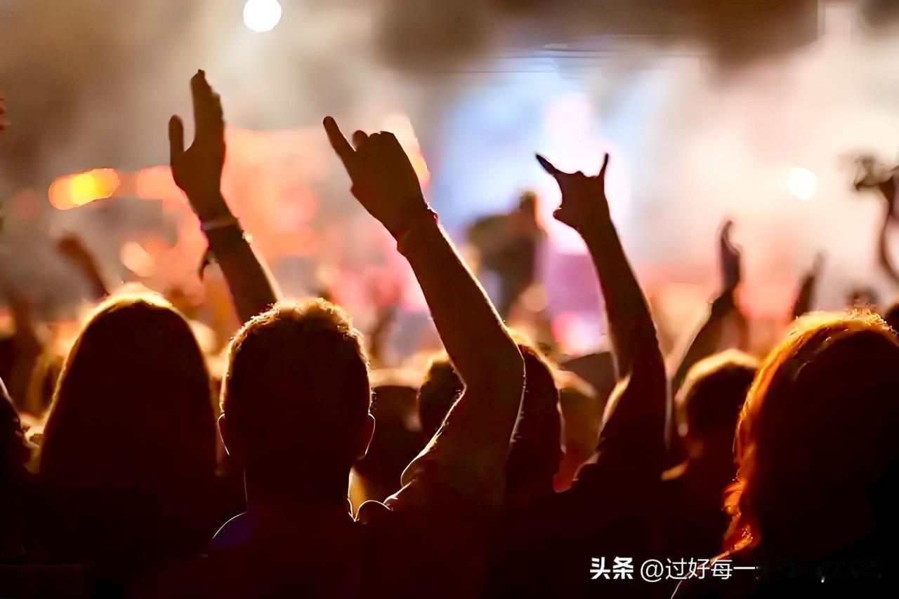 近期，某地一名低保家庭的在读中专女生，用暑假打工攒的钱和部分补助，凑了几千块钱去