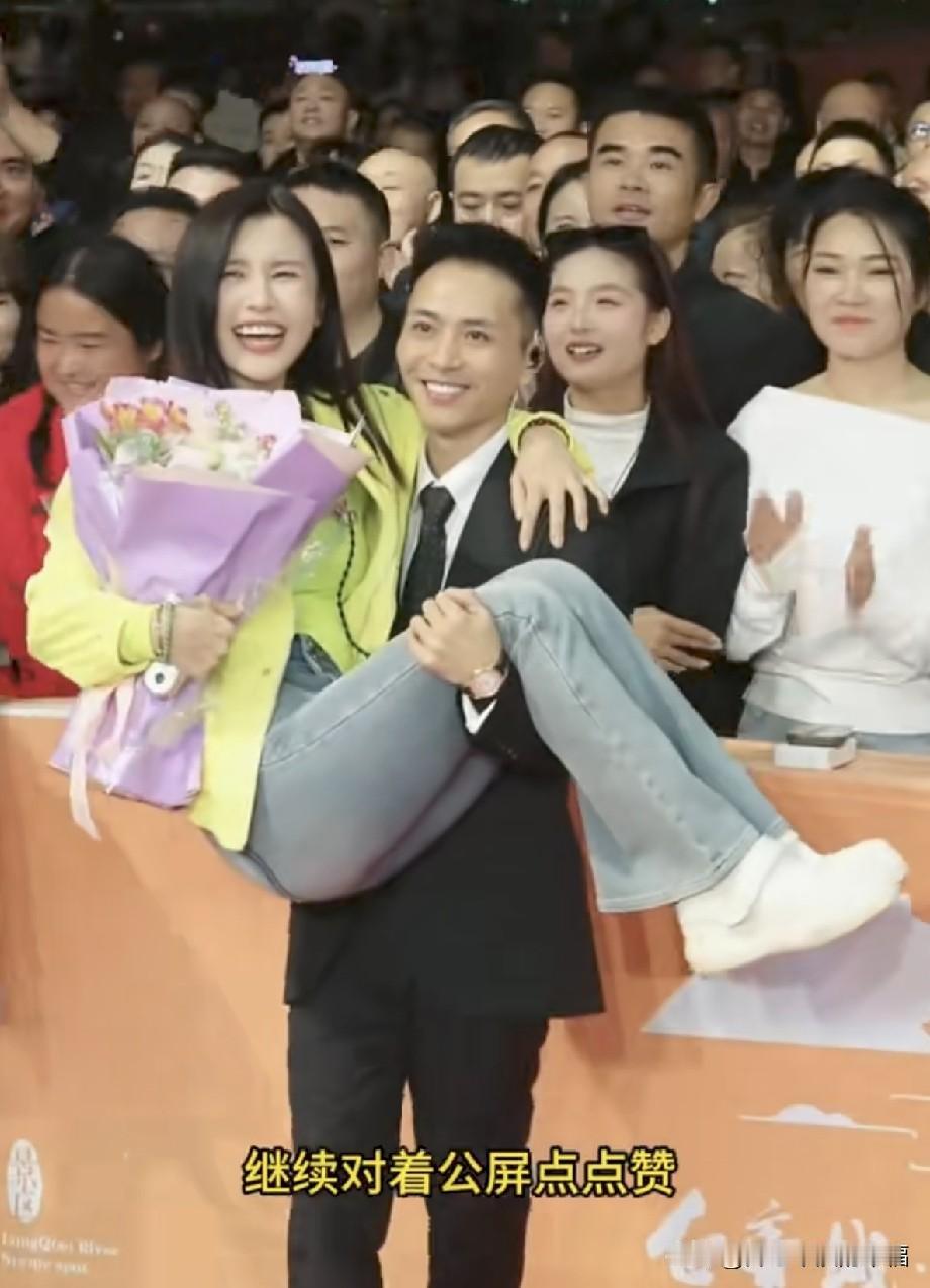 无穷美女才女，索图大舞台的第一次，竟也是索图一眼相中，以最高礼仪接进索图大舞台的